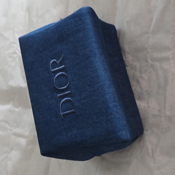 DIOR COSMETIC POUCH, ADDICT LIP MAXIMIZER & DIORSHOW ICONIC OVERCURL MASCARA SET - Picture 3 of 16